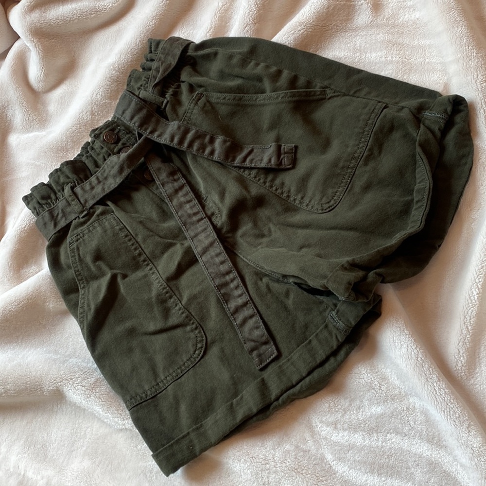 Green Cargo Shorts High Rise
